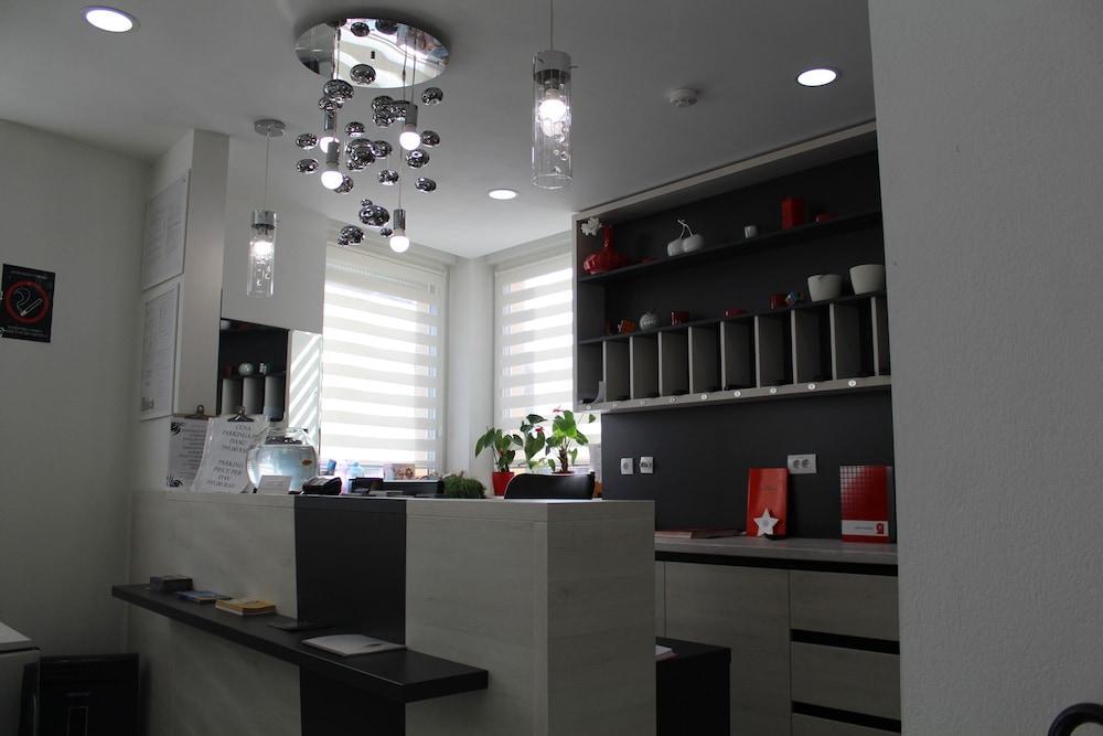 Garni Hotel 11Tica Dm Novi Sad Buitenkant foto