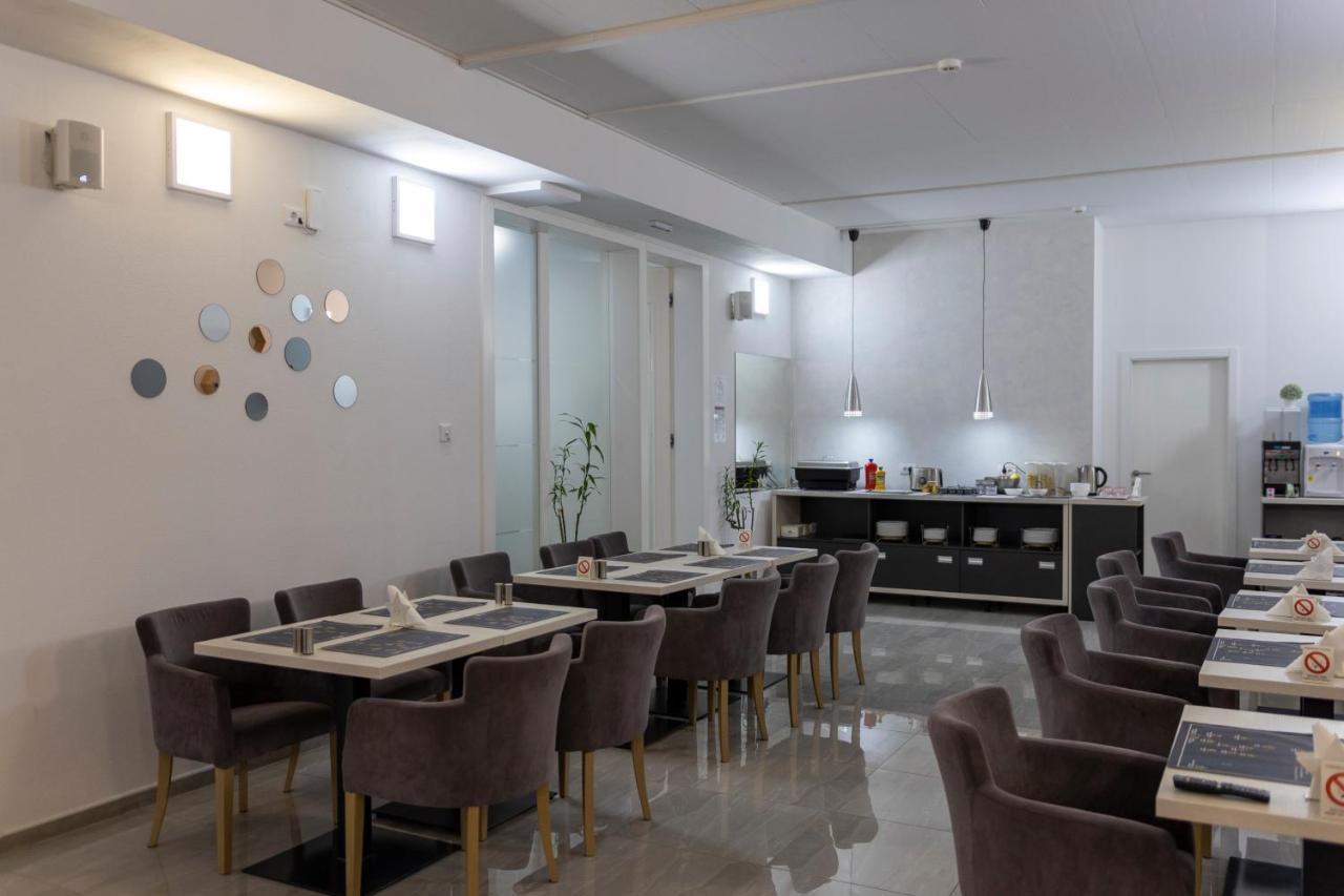 Garni Hotel 11Tica Dm Novi Sad Buitenkant foto