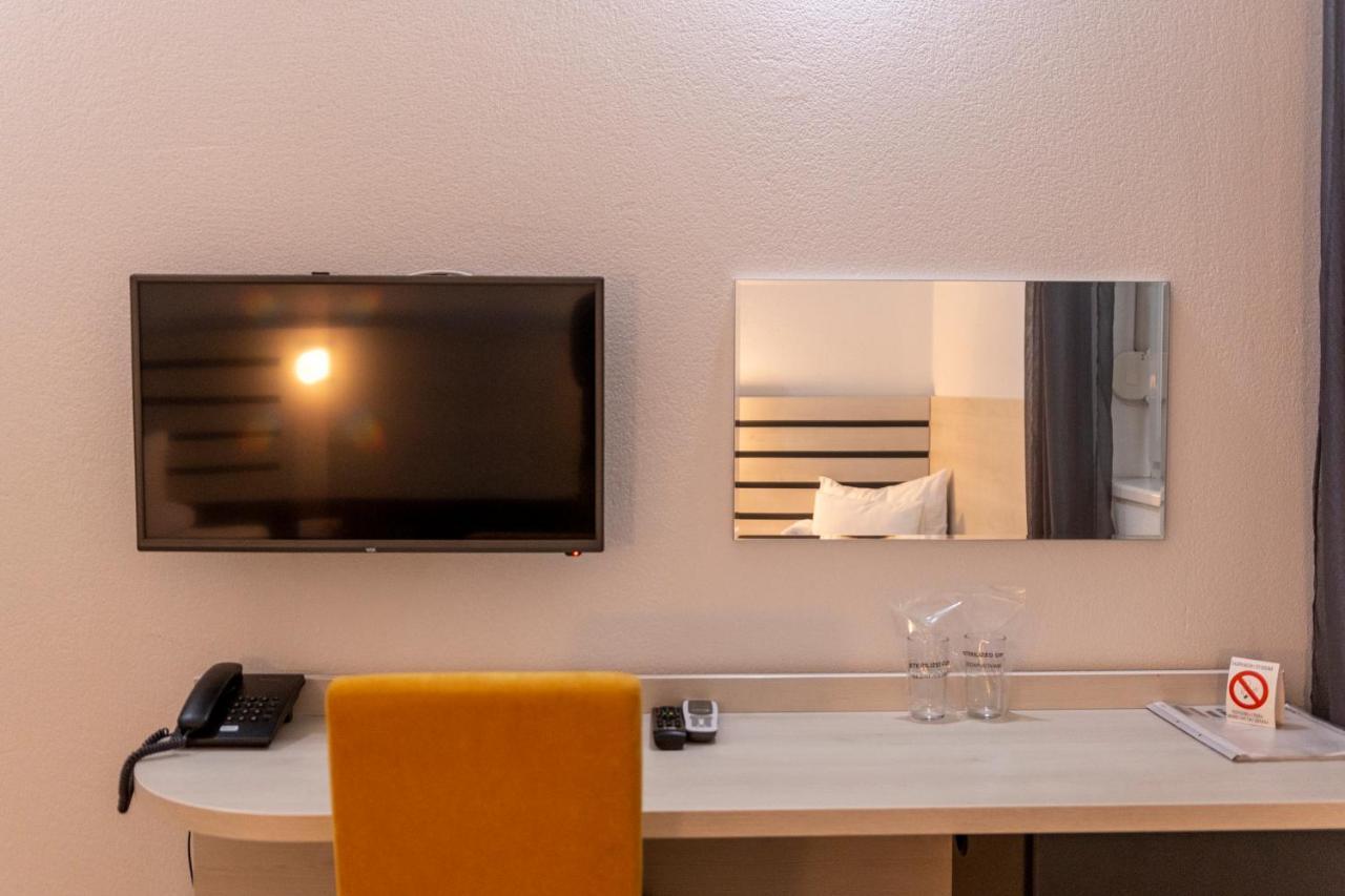 Garni Hotel 11Tica Dm Novi Sad Buitenkant foto