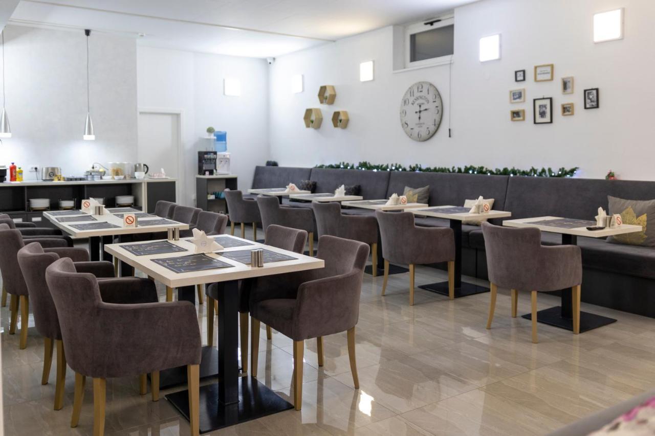 Garni Hotel 11Tica Dm Novi Sad Buitenkant foto