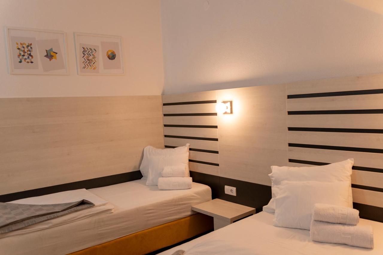 Garni Hotel 11Tica Dm Novi Sad Buitenkant foto