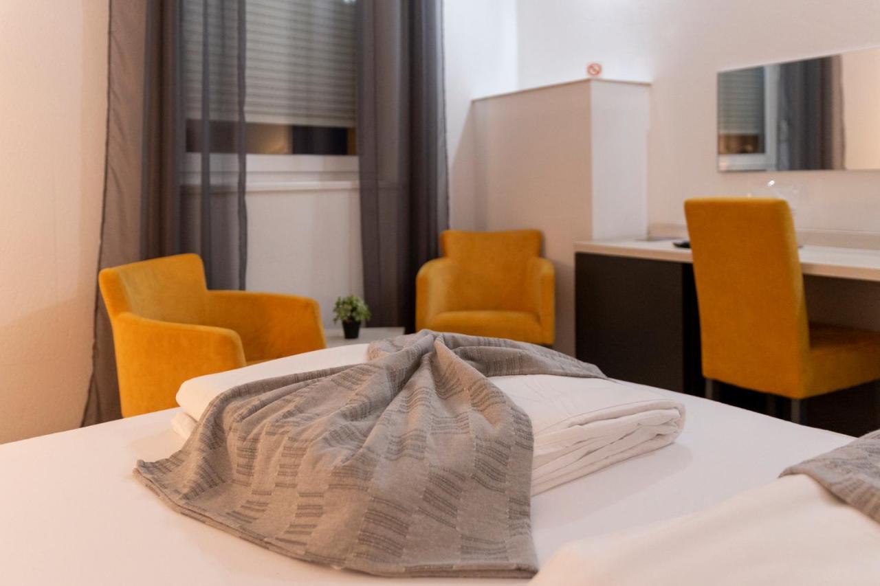 Garni Hotel 11Tica Dm Novi Sad Buitenkant foto