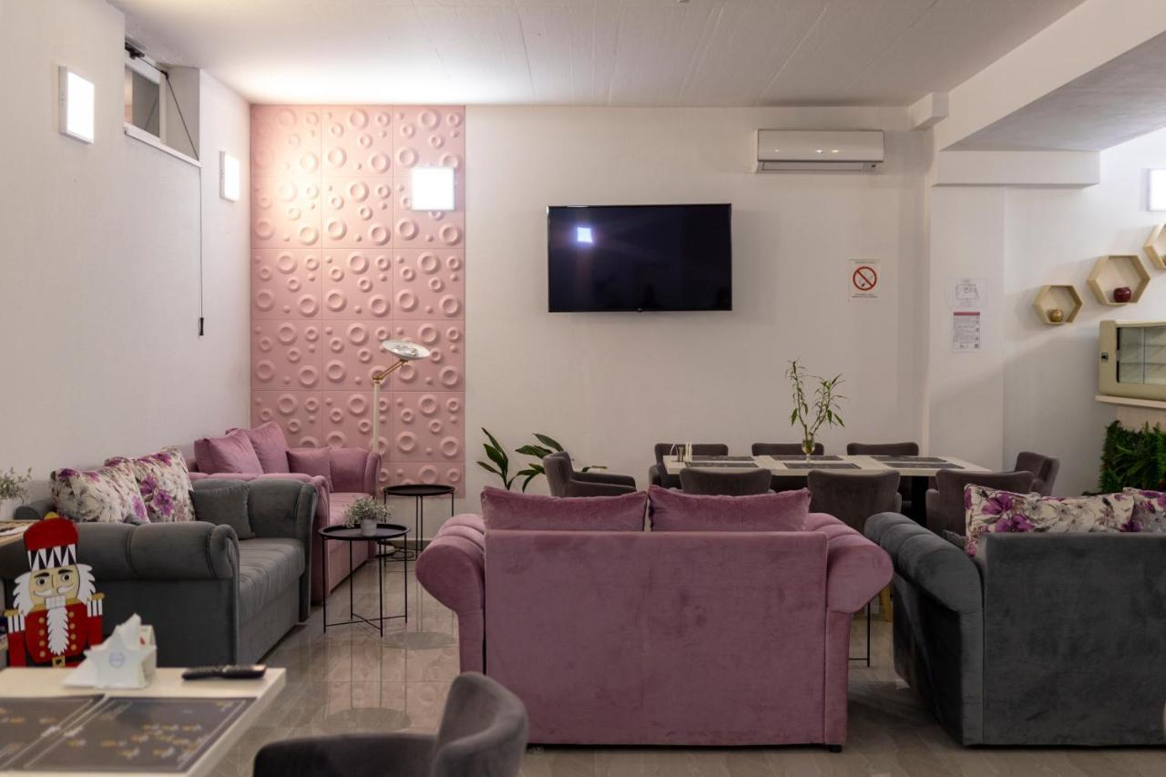 Garni Hotel 11Tica Dm Novi Sad Buitenkant foto