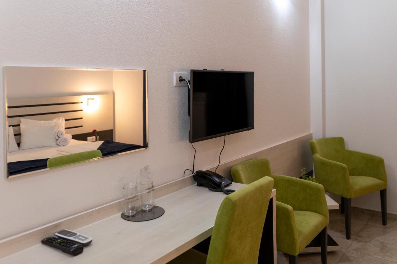 Garni Hotel 11Tica Dm Novi Sad Buitenkant foto