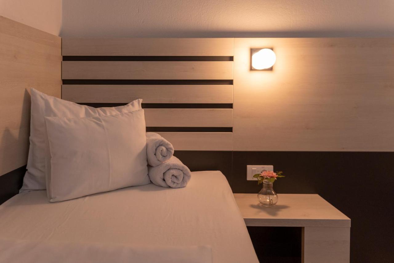 Garni Hotel 11Tica Dm Novi Sad Buitenkant foto