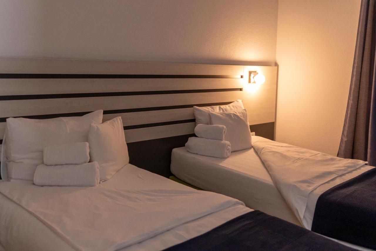 Garni Hotel 11Tica Dm Novi Sad Buitenkant foto