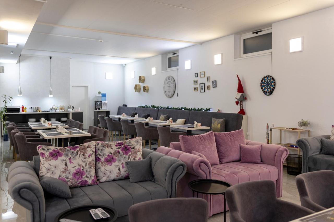 Garni Hotel 11Tica Dm Novi Sad Buitenkant foto