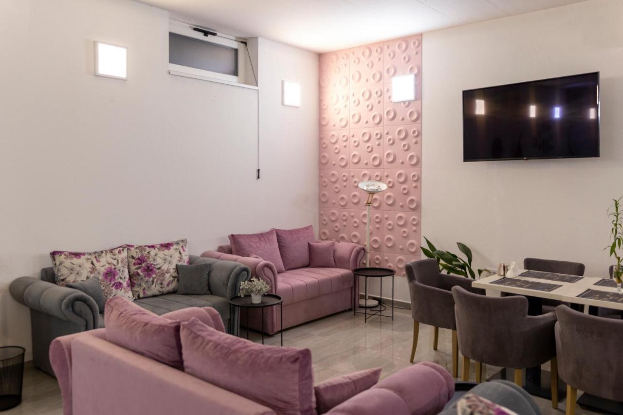 Garni Hotel 11Tica Dm Novi Sad Buitenkant foto