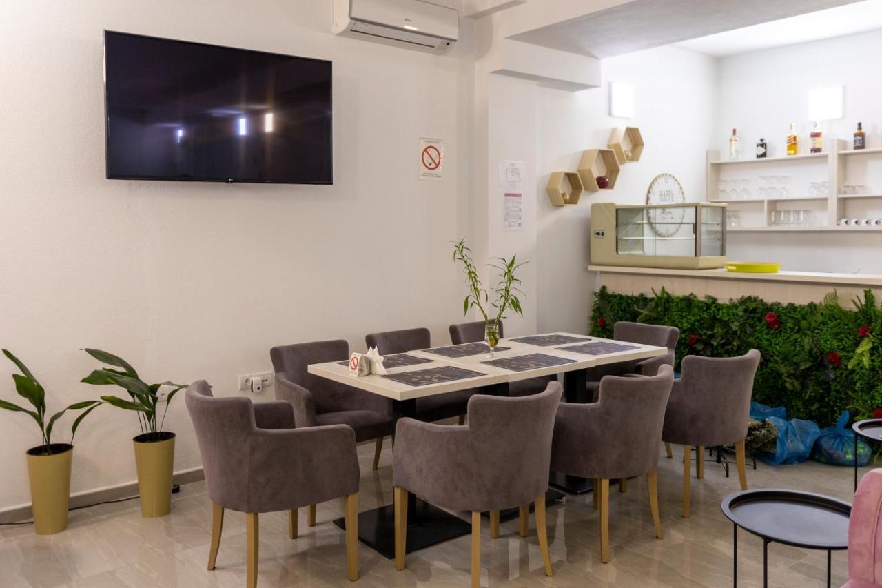Garni Hotel 11Tica Dm Novi Sad Buitenkant foto