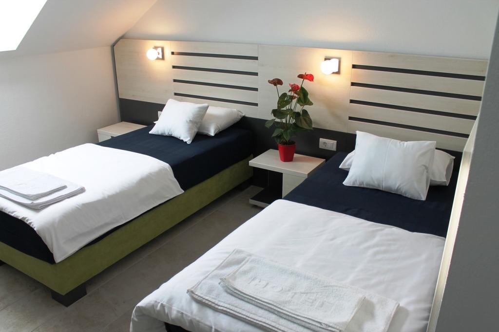Garni Hotel 11Tica Dm Novi Sad Buitenkant foto
