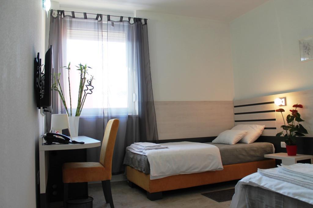 Garni Hotel 11Tica Dm Novi Sad Buitenkant foto