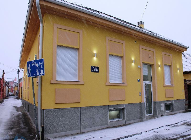 Garni Hotel 11Tica Dm Novi Sad Buitenkant foto
