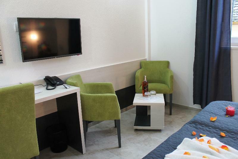 Garni Hotel 11Tica Dm Novi Sad Buitenkant foto