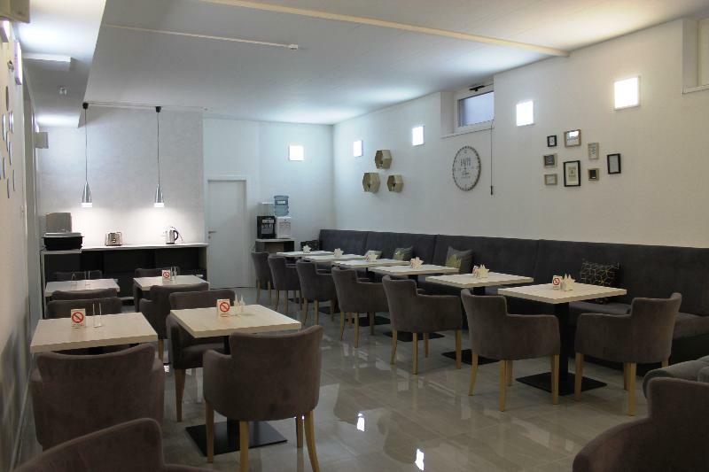 Garni Hotel 11Tica Dm Novi Sad Buitenkant foto