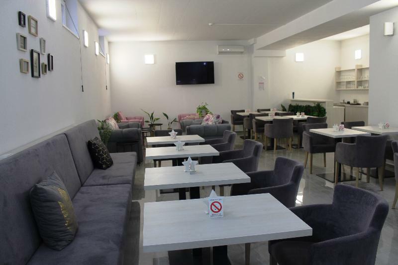 Garni Hotel 11Tica Dm Novi Sad Buitenkant foto