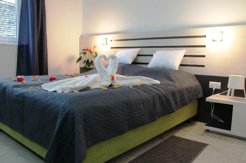 Garni Hotel 11Tica Dm Novi Sad Buitenkant foto