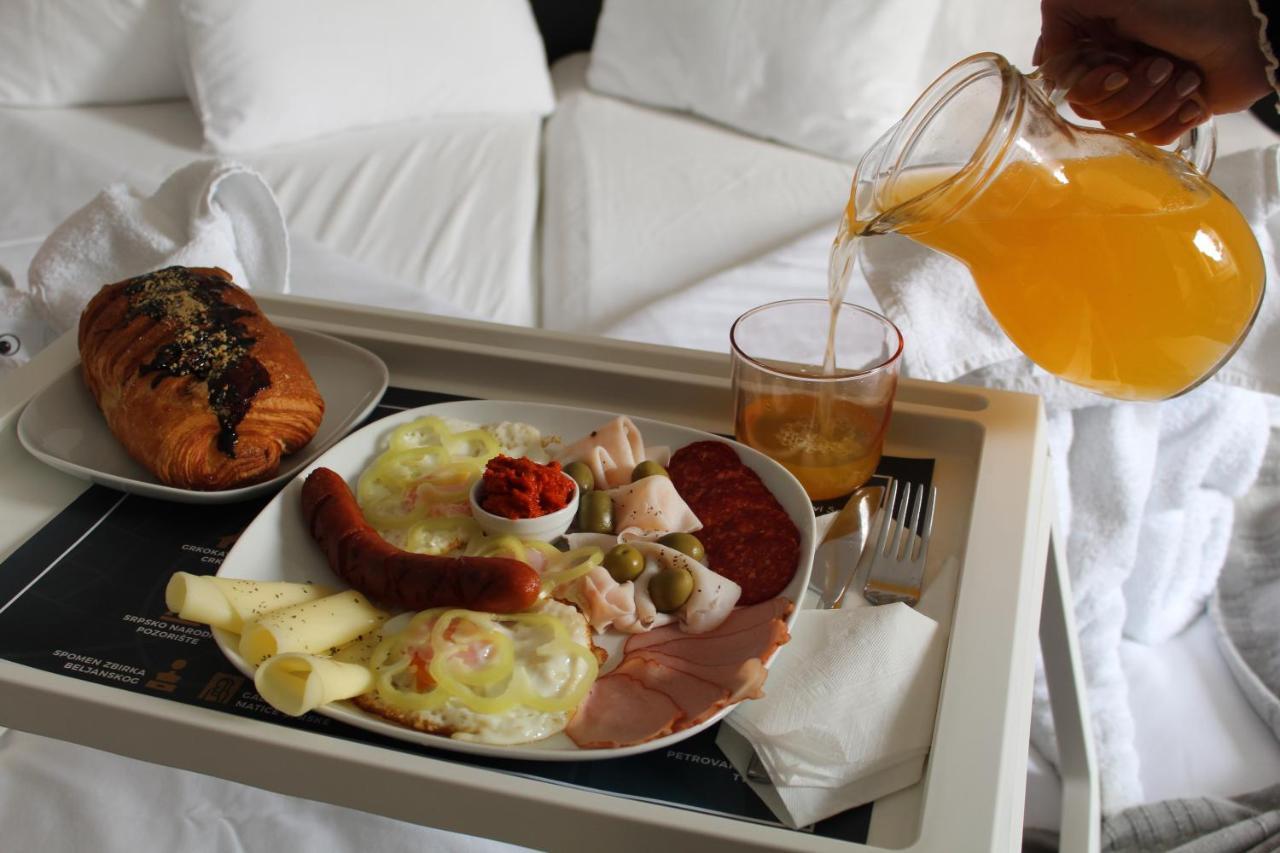 Garni Hotel 11Tica Dm Novi Sad Buitenkant foto
